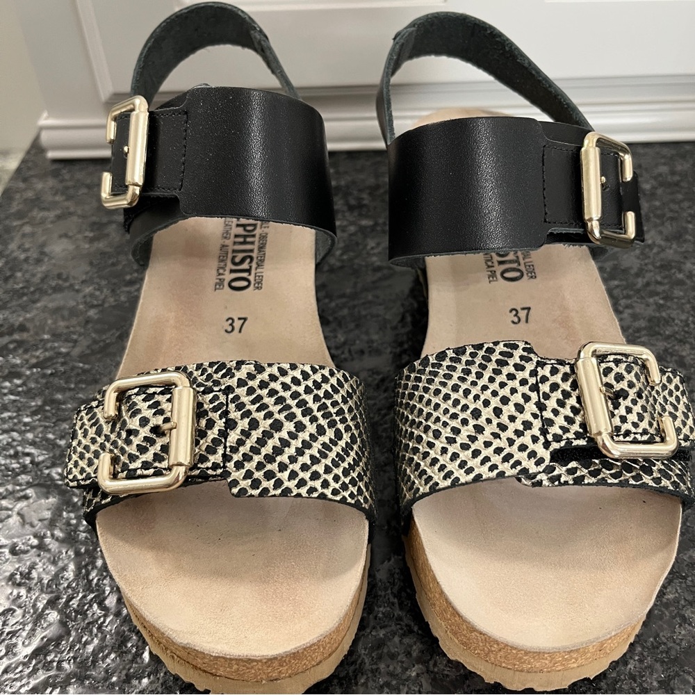 EUC Mephisto Lissandra sandals in black and gold | Size 37